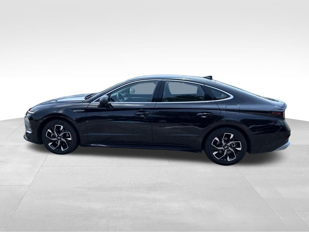Used 2024 Black Hyundai SEL image 2