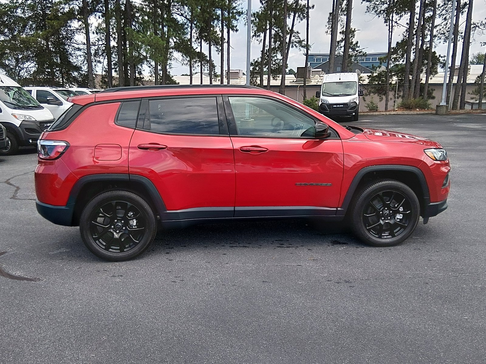 New 2026 Red Hot Pearlcoat Jeep Latitude Altitude image 2