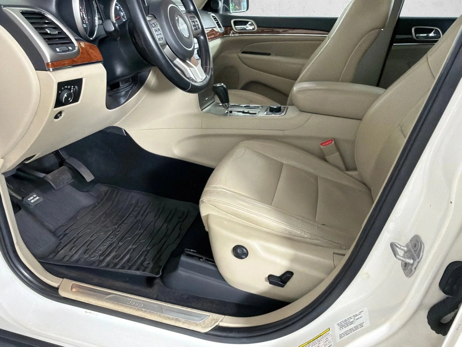 Used 2011 White Jeep Limited image 11