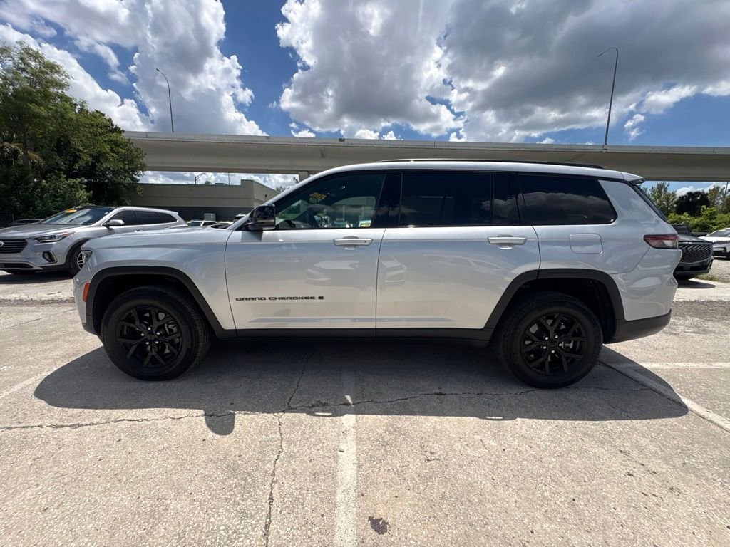 Used 2024 Silver Jeep Altitude image 6