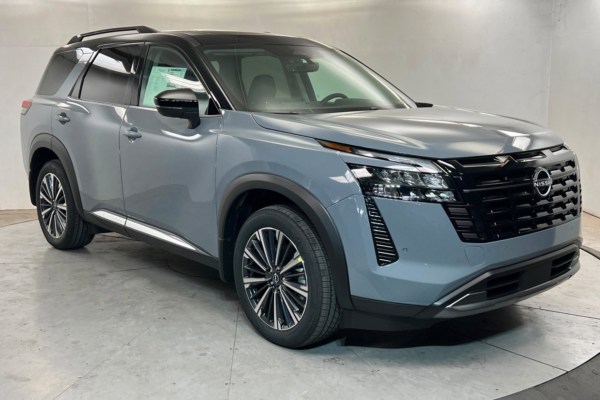 New 2026 Boulder Gray Pearl / Super Black Two-tone Nissan Platinum image 8