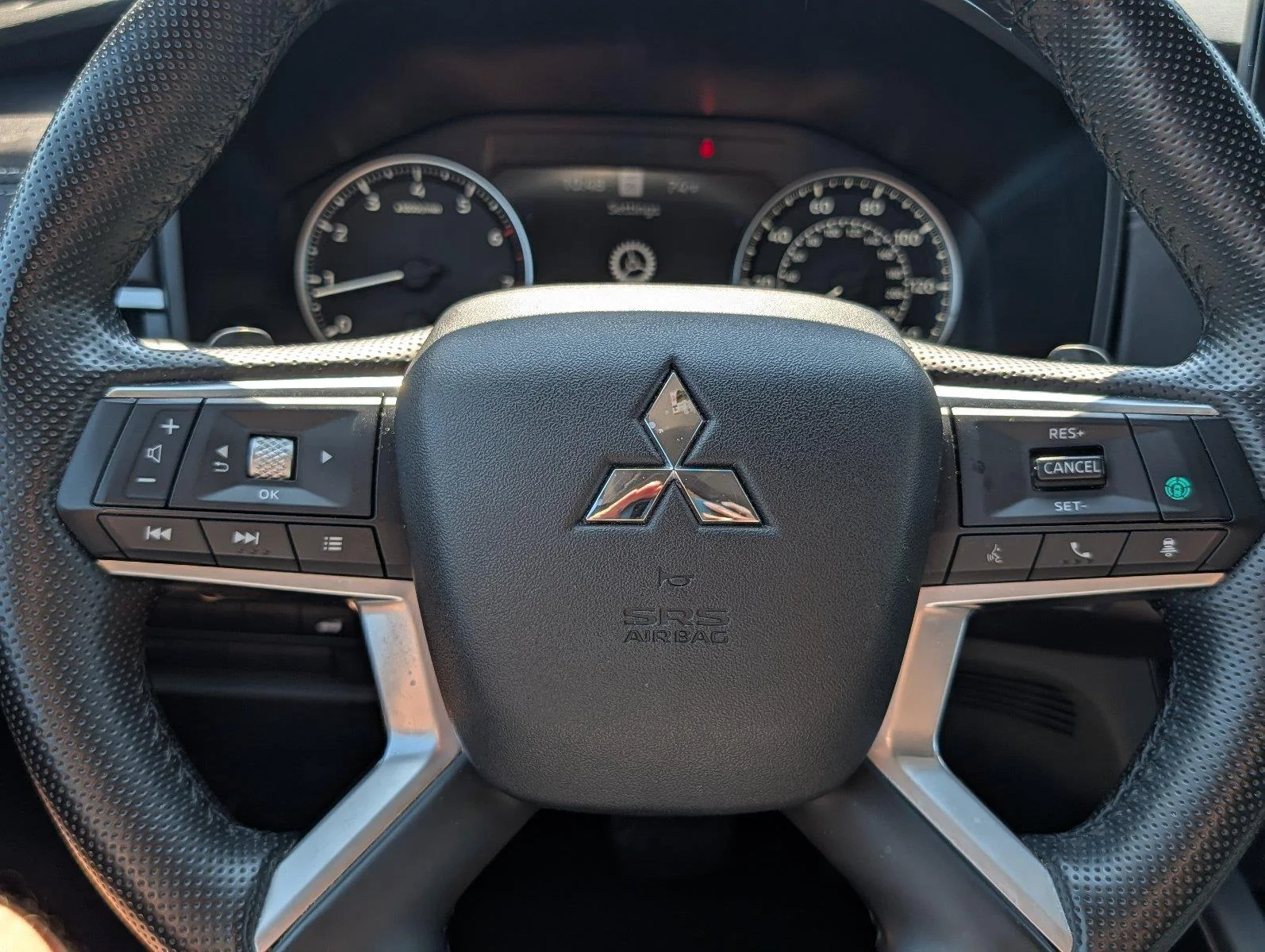 Used 2024 Alloy Silver Metallic Mitsubishi SE image 23