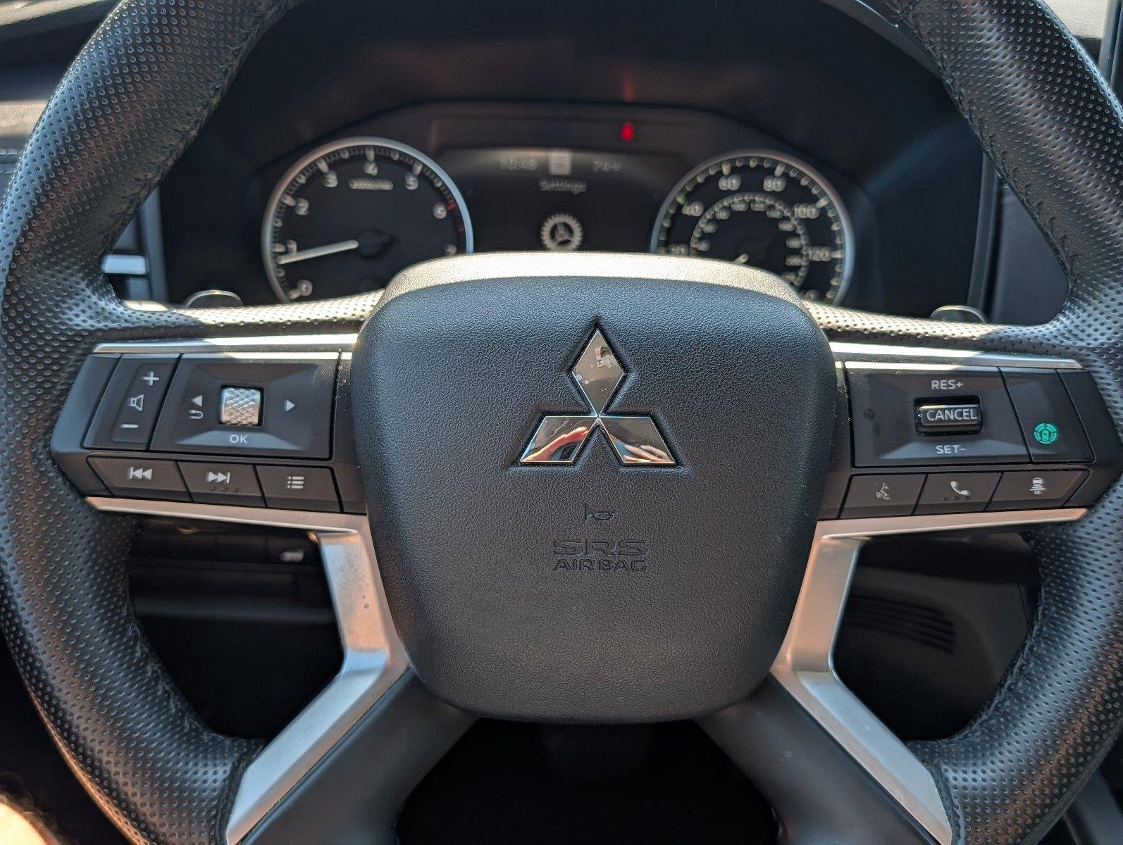 Used 2024 Alloy Silver Metallic Mitsubishi SE image 23