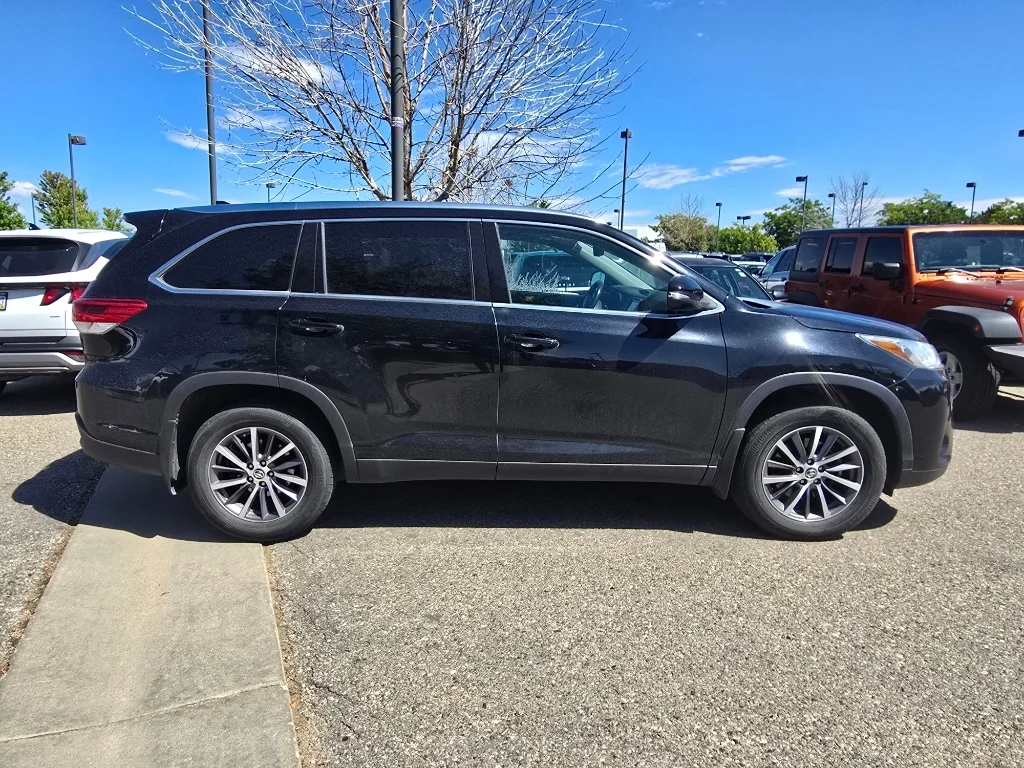 Used 2019 Midnight Black Metallic Toyota XLE image 15
