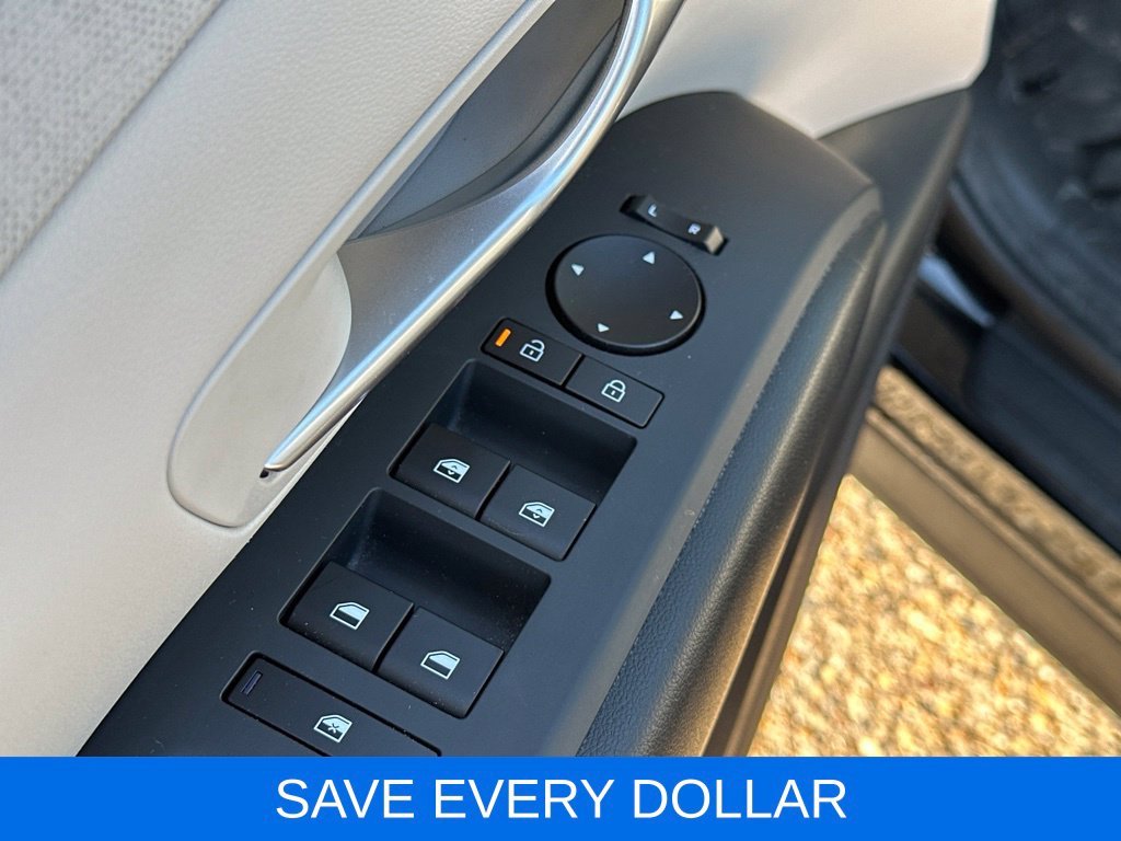 Used 2025 Black Hyundai SEL Convenience image 6