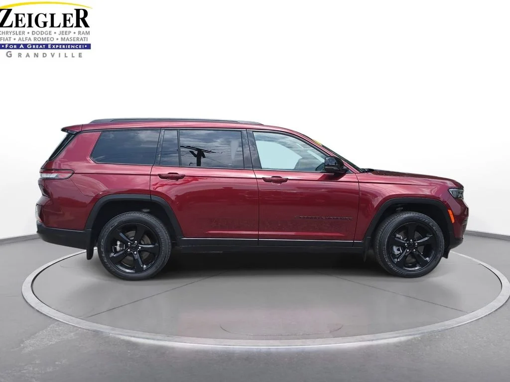 Used 2023 Red Jeep Altitude image 4