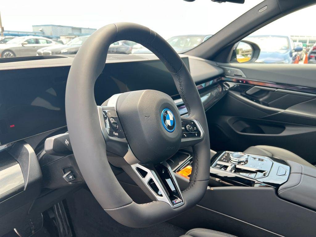 New 2027 Carbon Black Metallic BMW 550e xDrive image 4