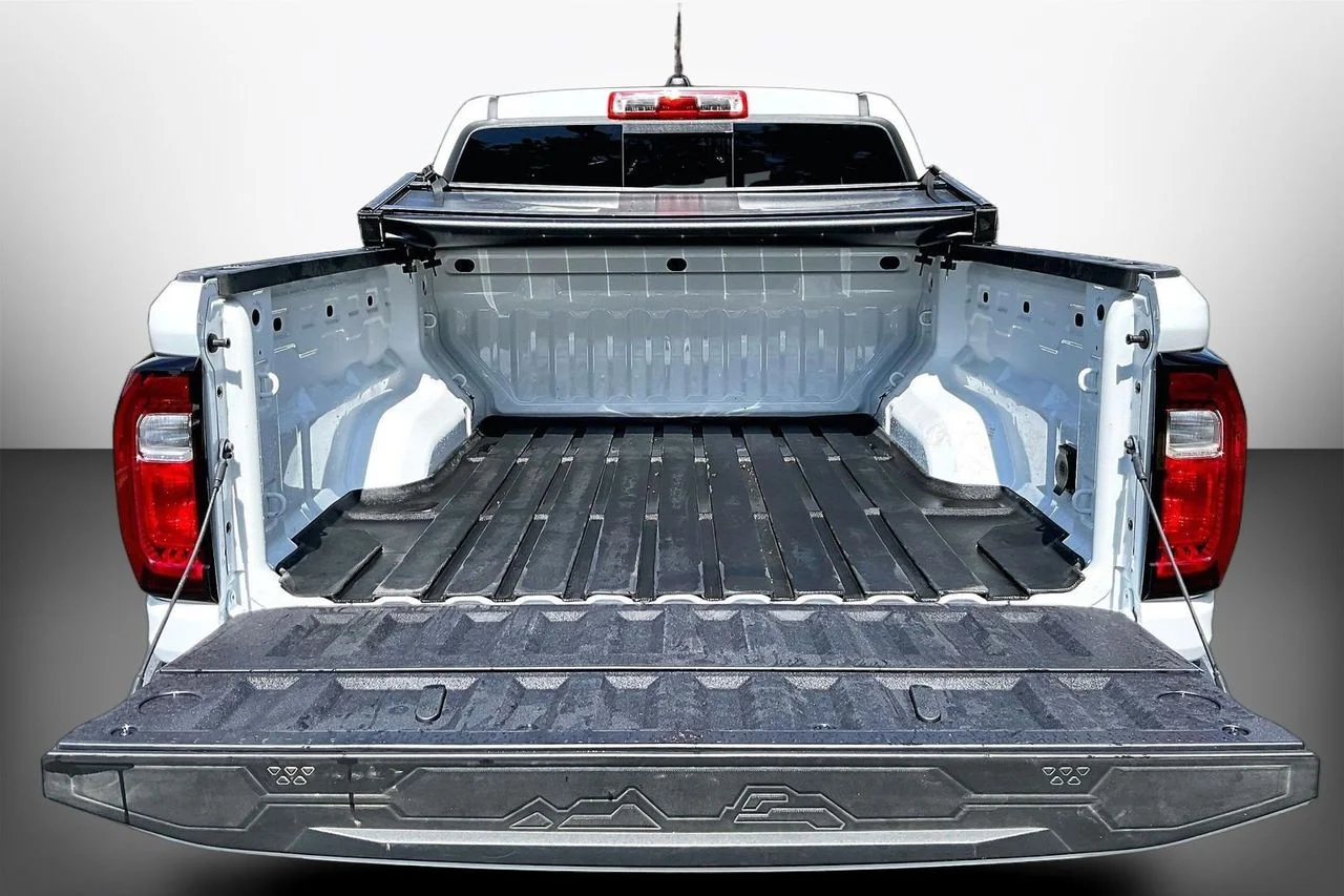 Used 2025 White GMC Elevation image 25