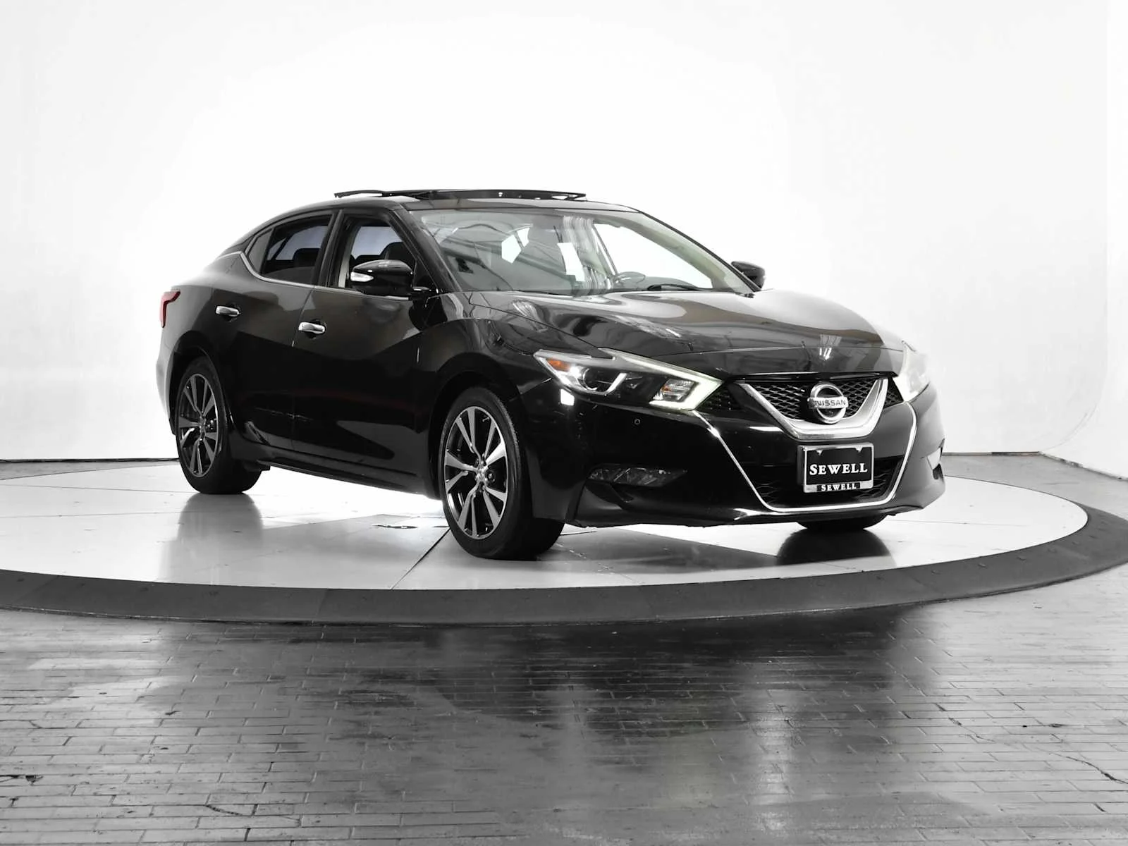 Used 2016 Super Black Nissan 3.5 Platinum image 8