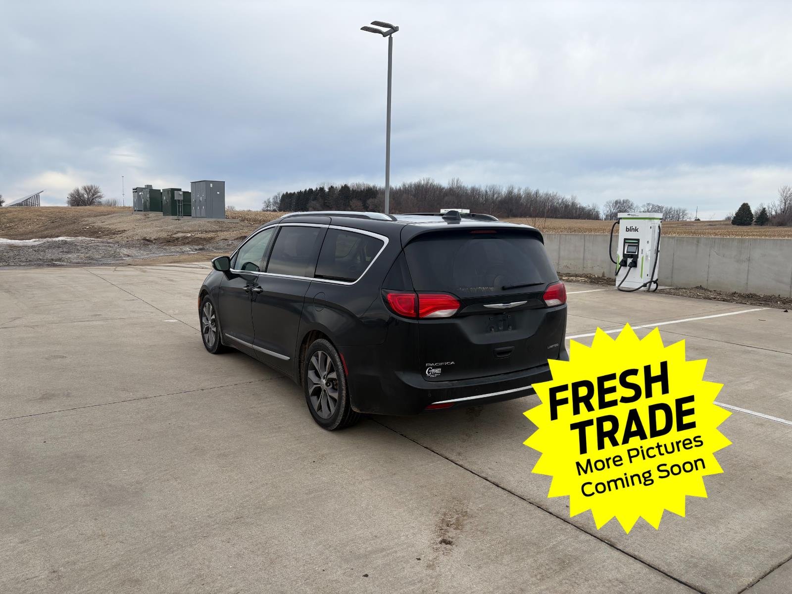 Used 2018 Chrysler Pacifica Limited with VIN 2C4RC1GG2JR260110 for sale in Charles City, IA
