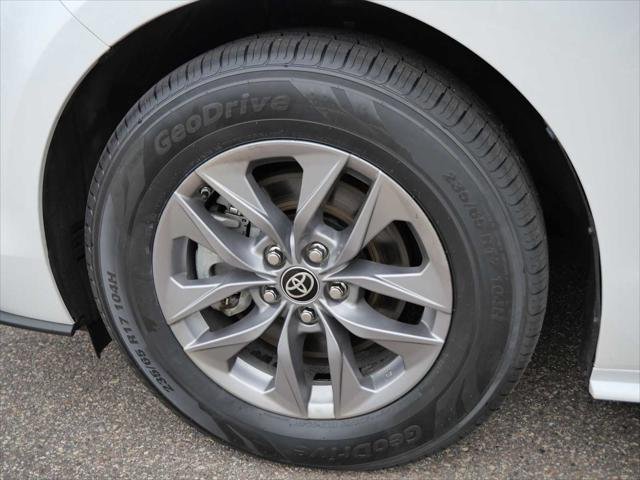 Certified Used 2022 WIND CHILL PEARL Toyota  image 16