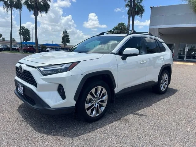 Used 2022 White Toyota XLE Premium image 3