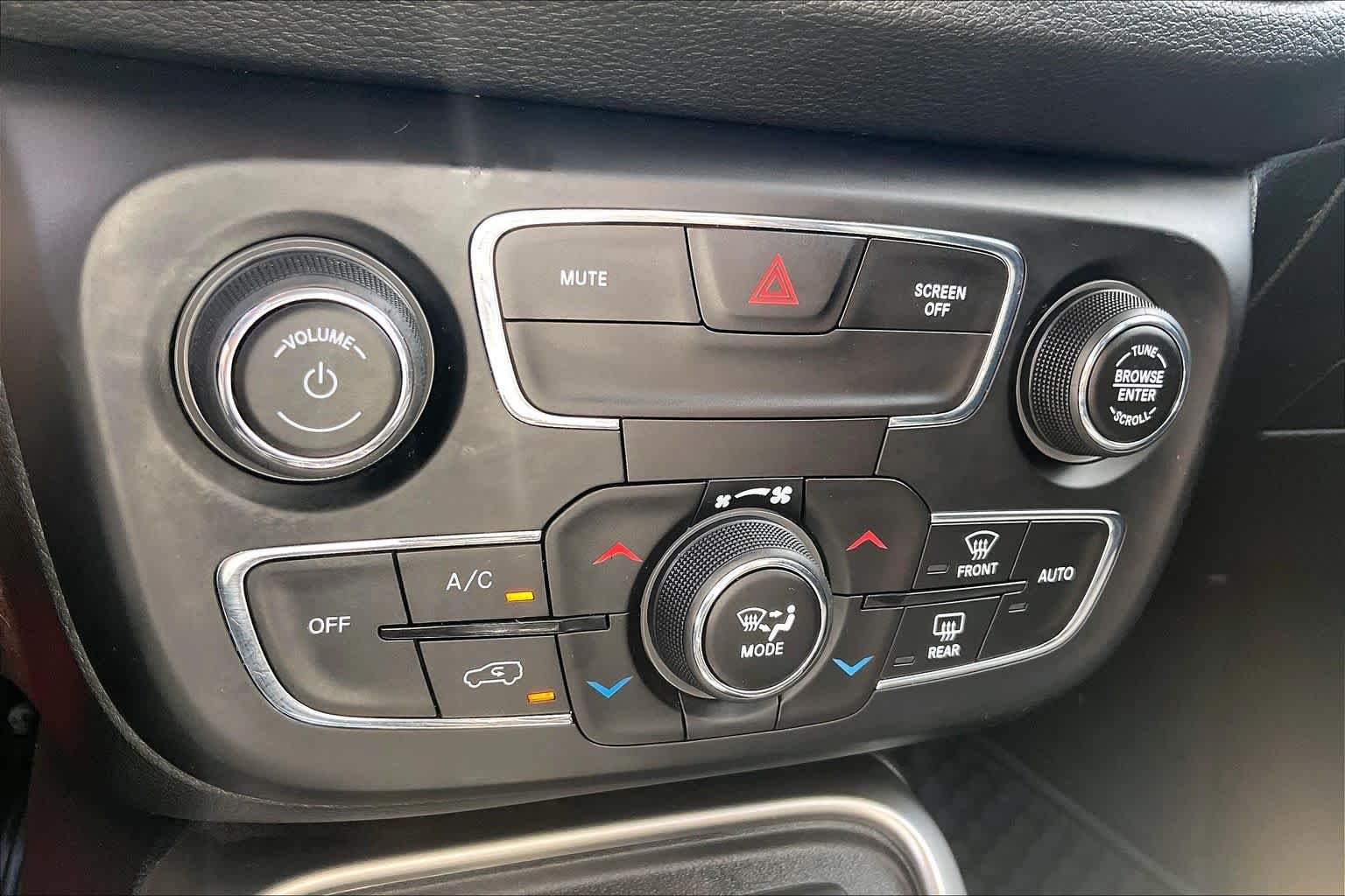 Used 2019 Billet Silver Metallic Clear Coat Jeep Latitude image 32
