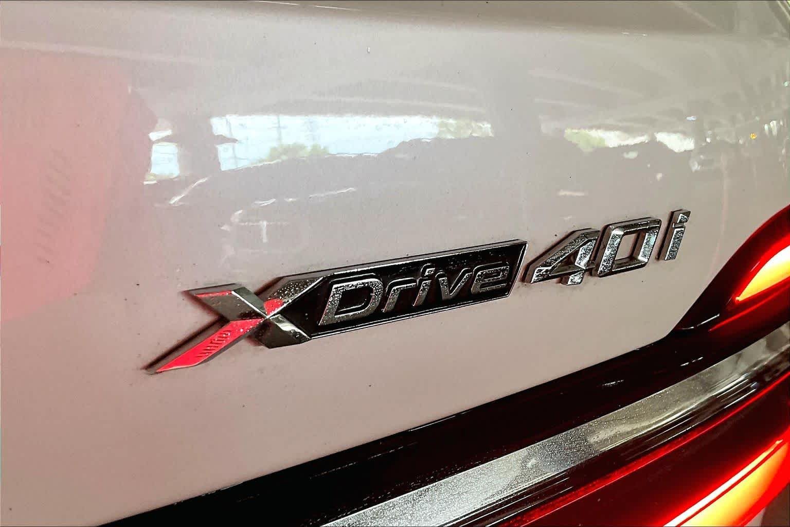 Used 2026 Mineral White Metallic BMW xDrive40i image 9