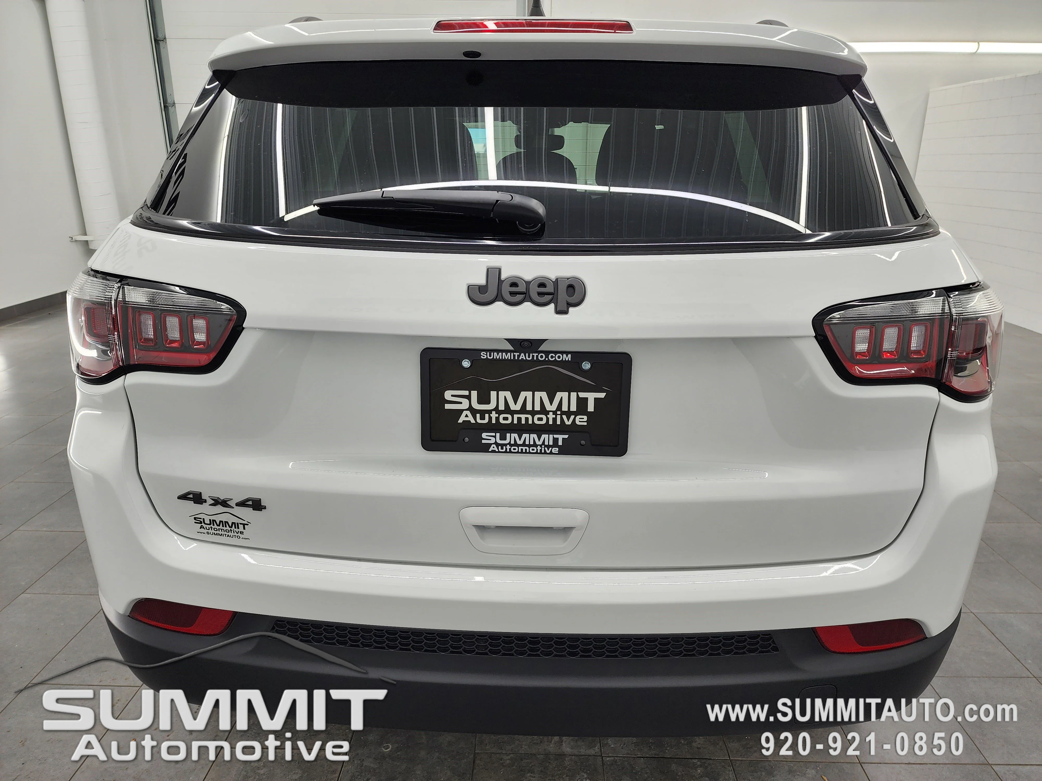 New 2026 Bright White Clear-Coat Exterior Paint Jeep Latitude image 29
