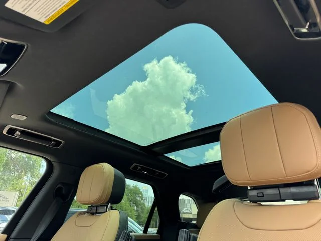 New 2026 Santorini Black Land Rover Dynamic SE image 10