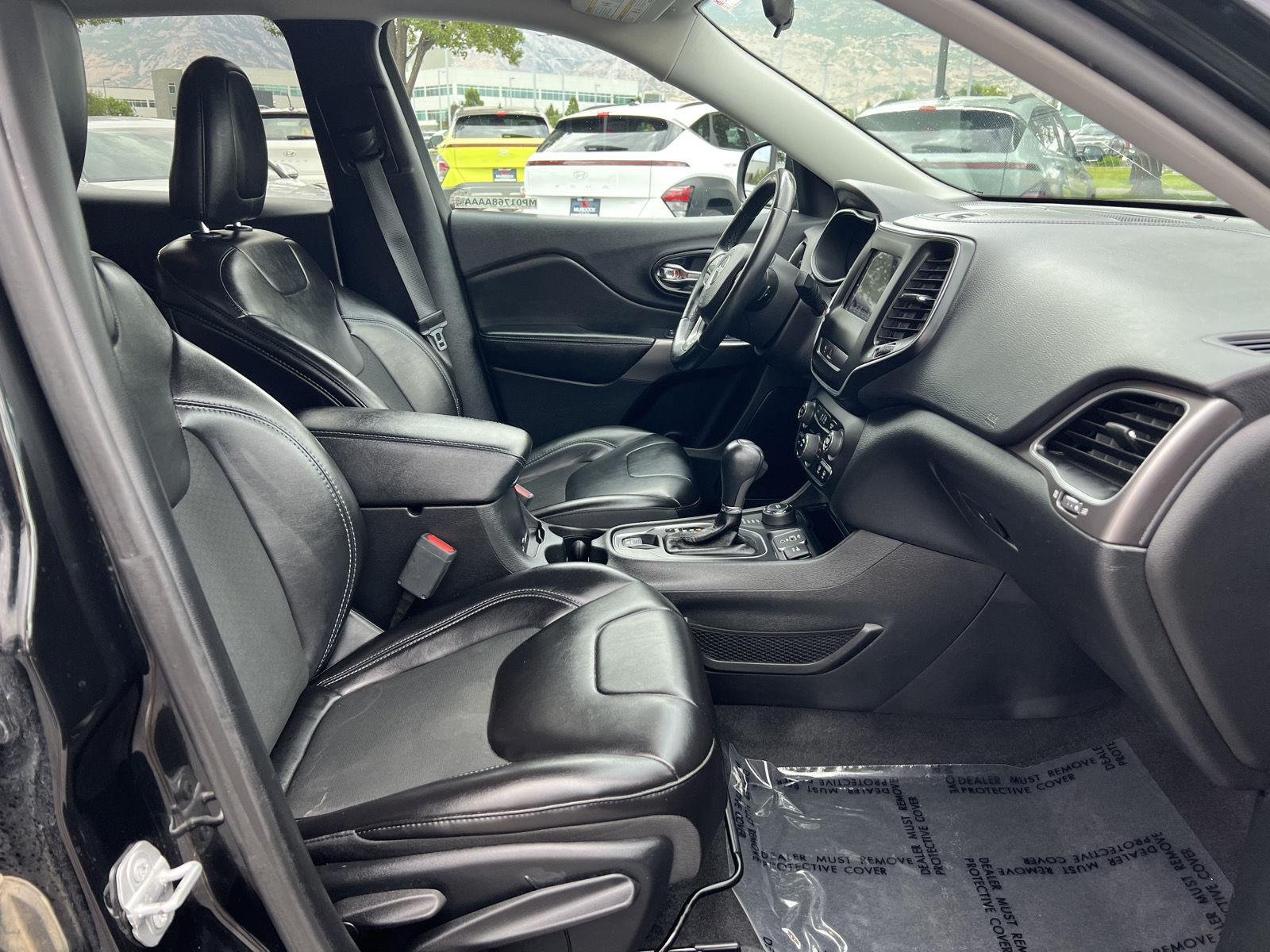 Used 2019 Diamond Black Crystal Pearlcoat Jeep Latitude Plus image 17