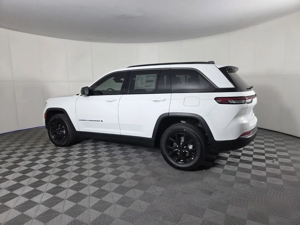 New 2026 Bright White Clear-Coat Exterior Paint Jeep Laredo Altitude image 6