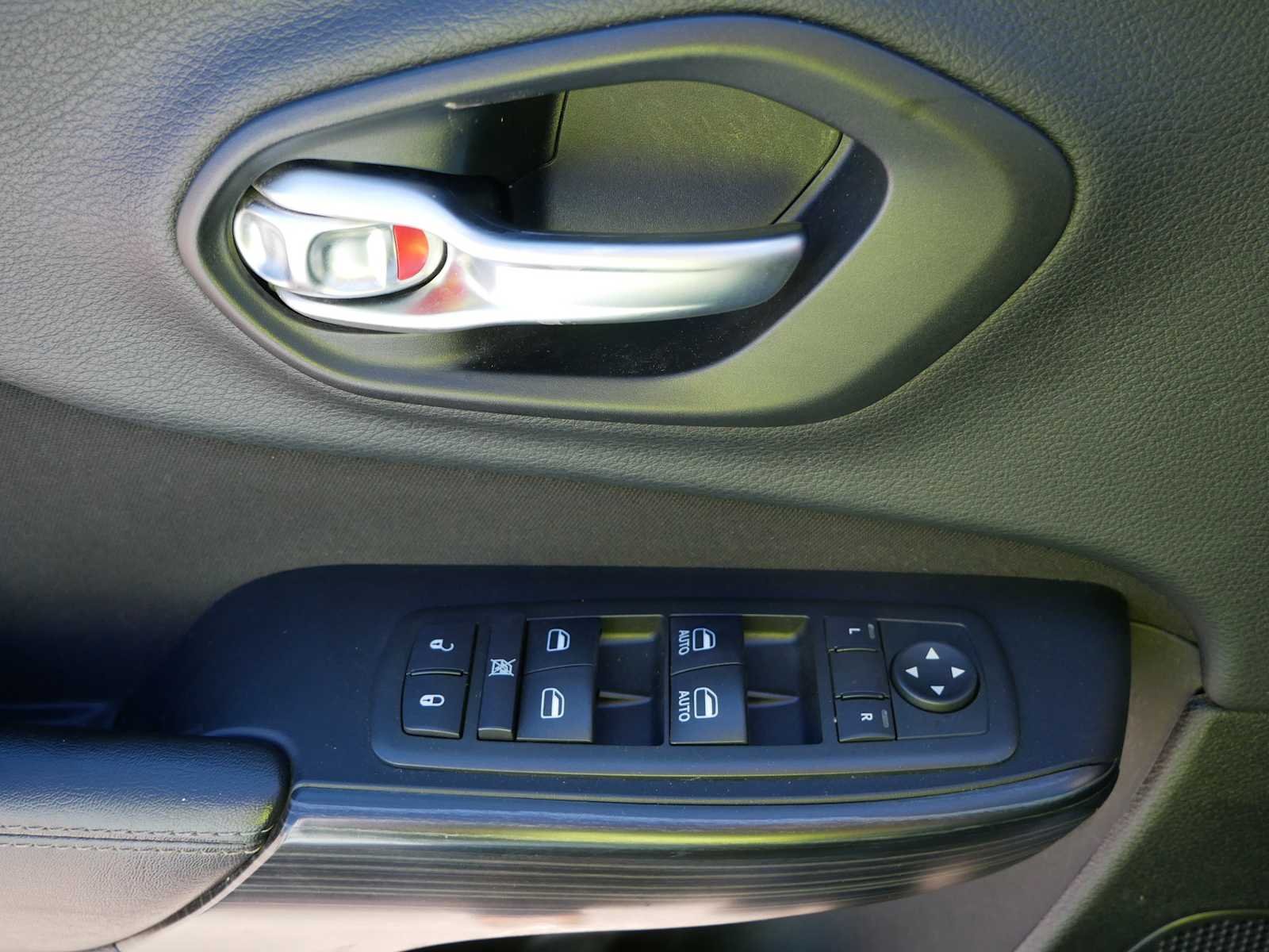 Used 2015 Bright White Clearcoat Jeep Latitude image 13