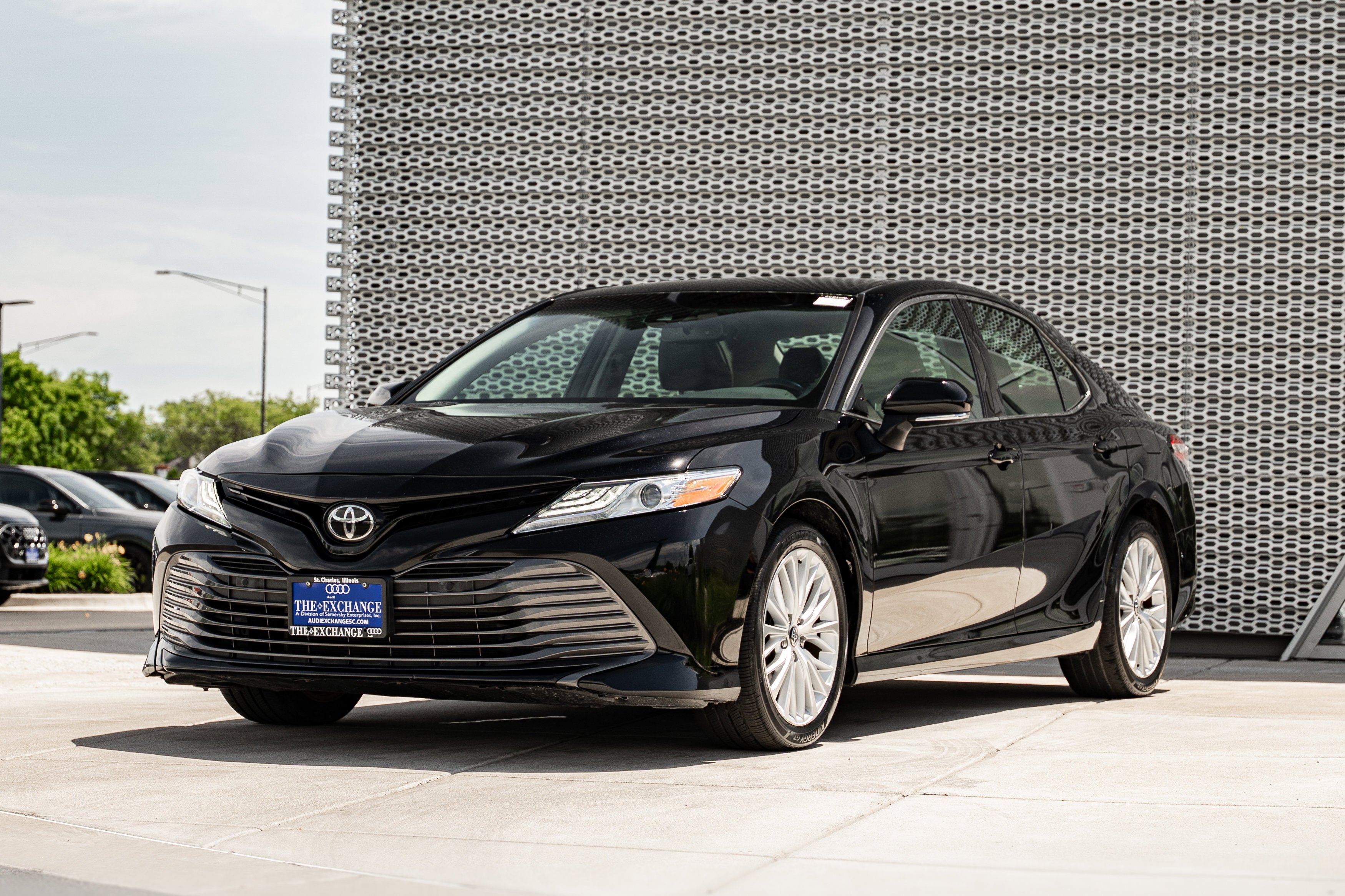 Used 2018 Midnight Black Metallic Toyota XLE image 7
