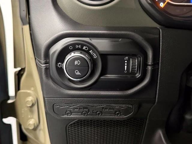 Used 2025  Jeep Mojave image 14