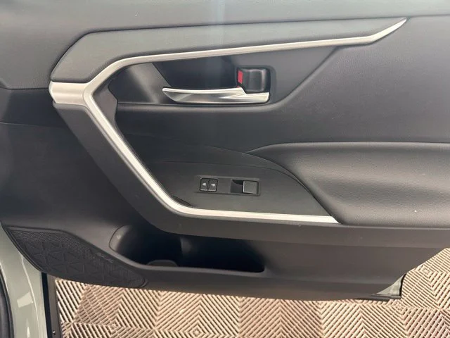 Used 2020 Gray Toyota XLE Premium image 22