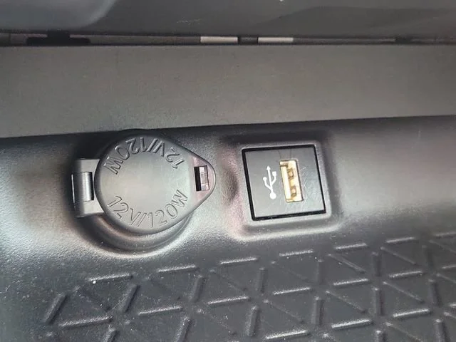 2025 Toyota RAV4 XLE - Photo 32