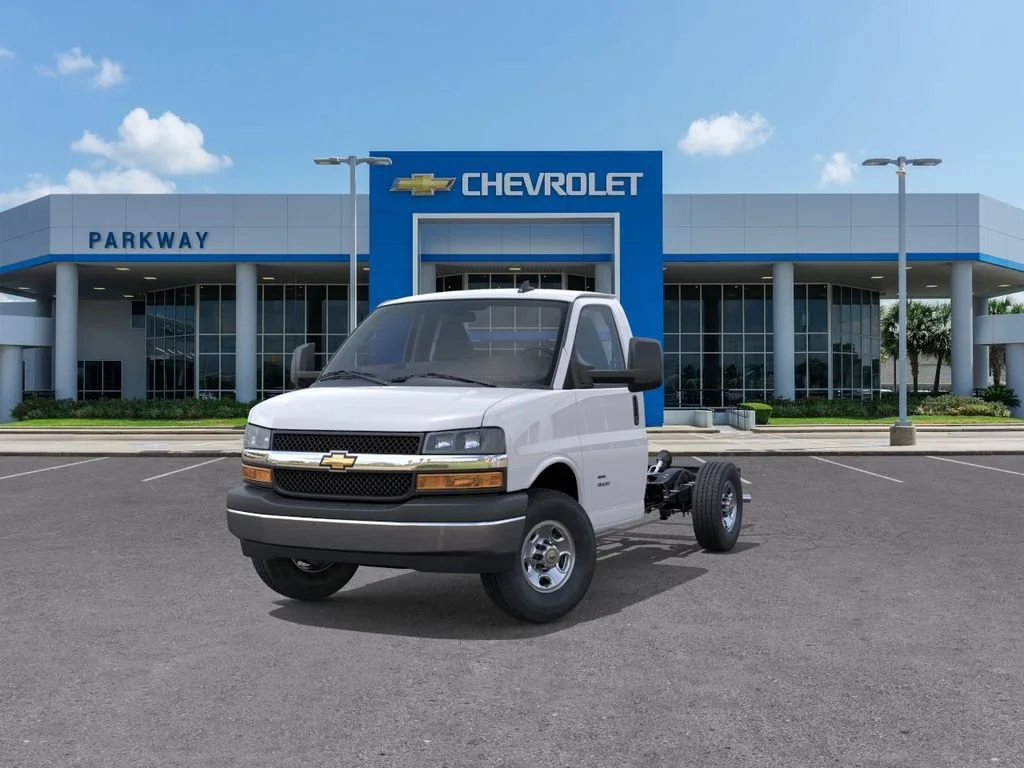 New 2025 Summit White Chevrolet 1WT image 8