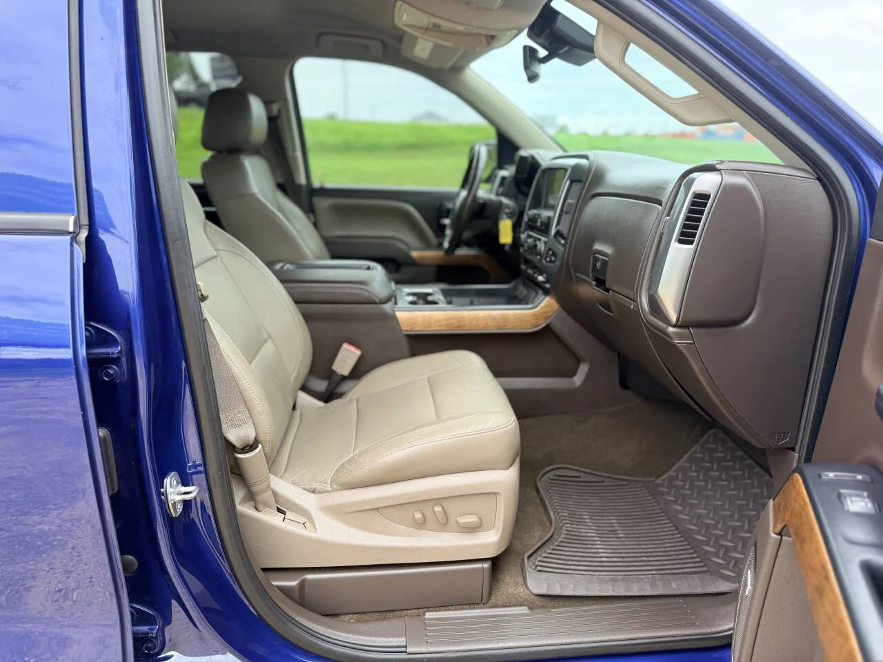 Used 2014 Blue Chevrolet LTZ Z71 4x2 4dr Crew Cab 5.8 ft. SB image 17