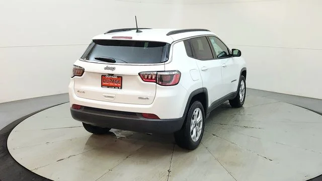 New 2026 Bright White Clear-Coat Exterior Paint Jeep Latitude image 9