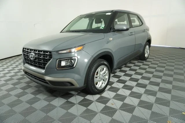 Used 2022 Gray Hyundai SE image 3