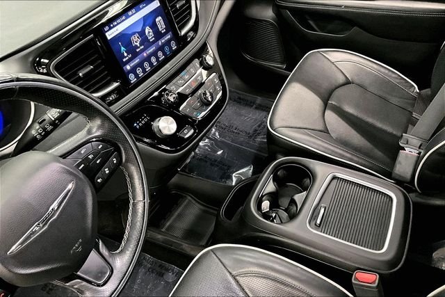 Used 2018 Granite Crystal Metallic Clearcoat Chrysler Limited image 17