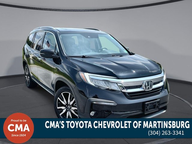 2022 Honda Pilot Touring w/Rear Captain's Chairs