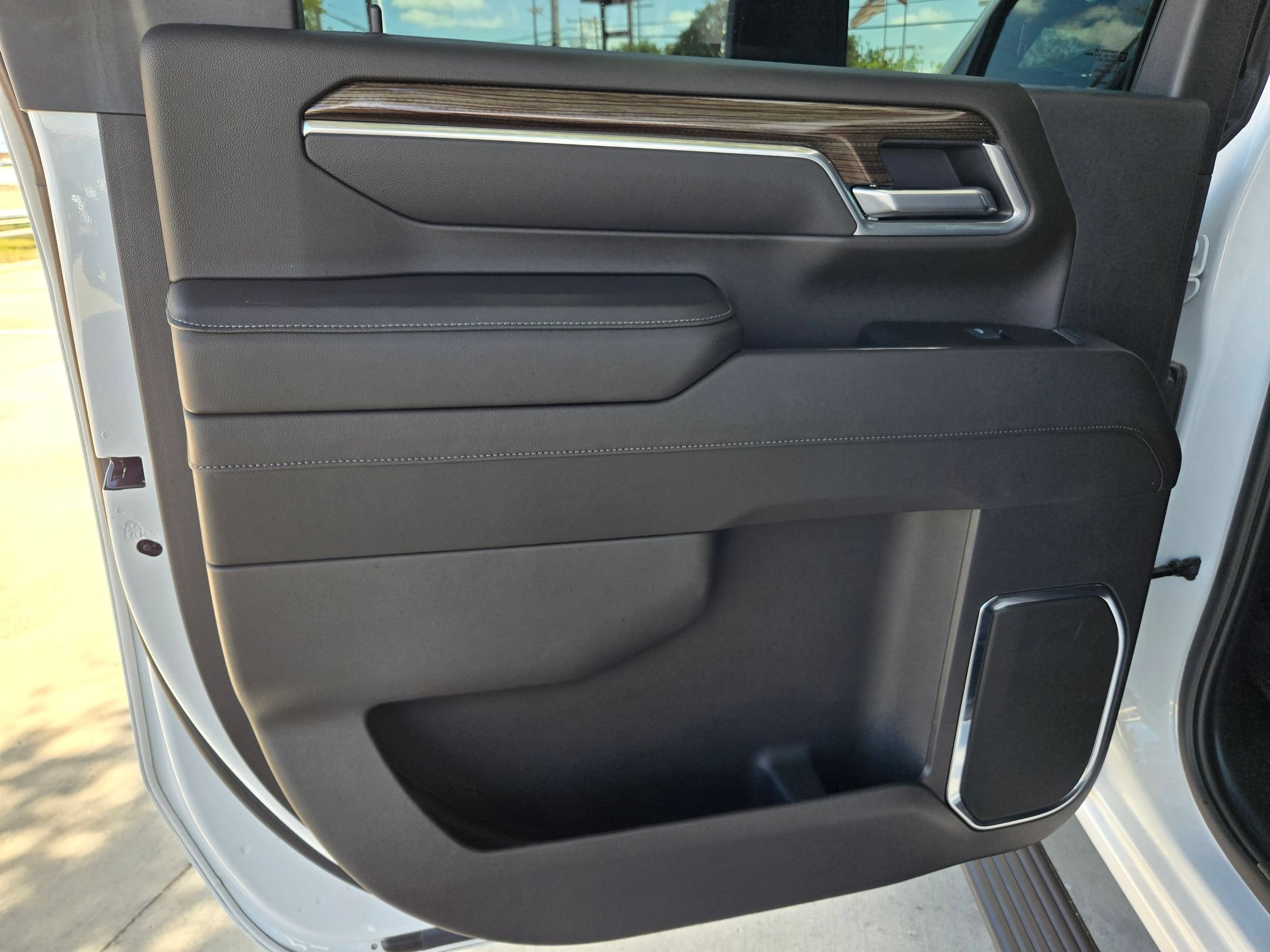 Used 2025 Summit White Chevrolet LT image 21