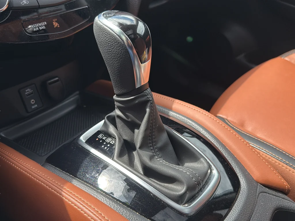 Used 2017 Silver Nissan SL image 7