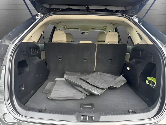 Used 2022 Green Ford SE image 19