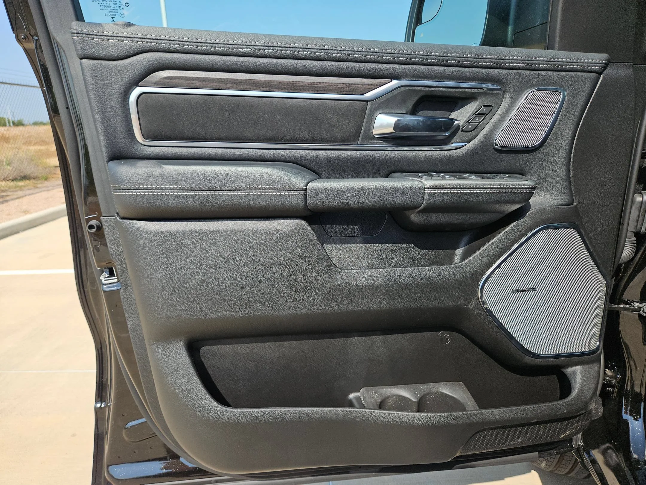 New 2027 Diamond Black Crystal Pearl-Coat Exterior Paint RAM Laramie image 11