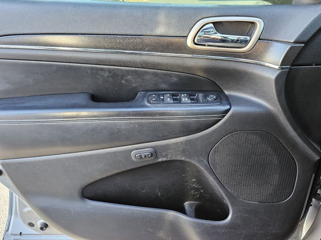 Used 2016 Silver Jeep Limited image 26