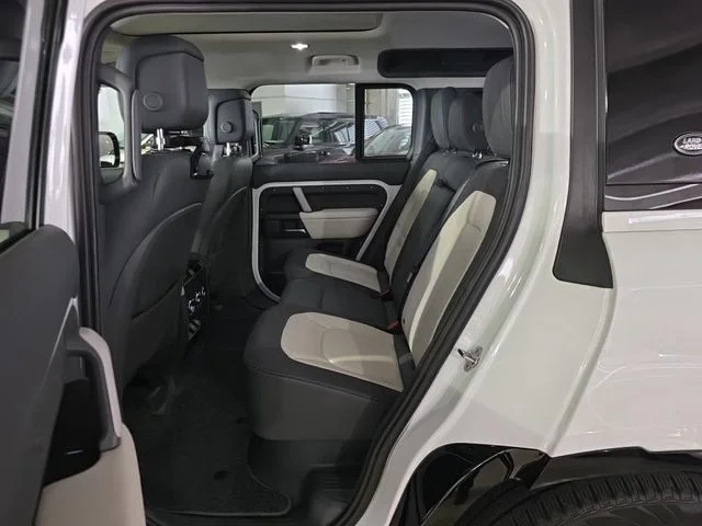 Used 2024 Fuji White Land Rover X-Dynamic SE image 10