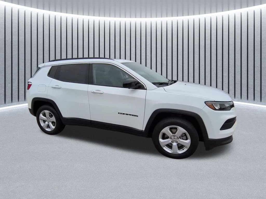 Used 2022 White Jeep Latitude image 12