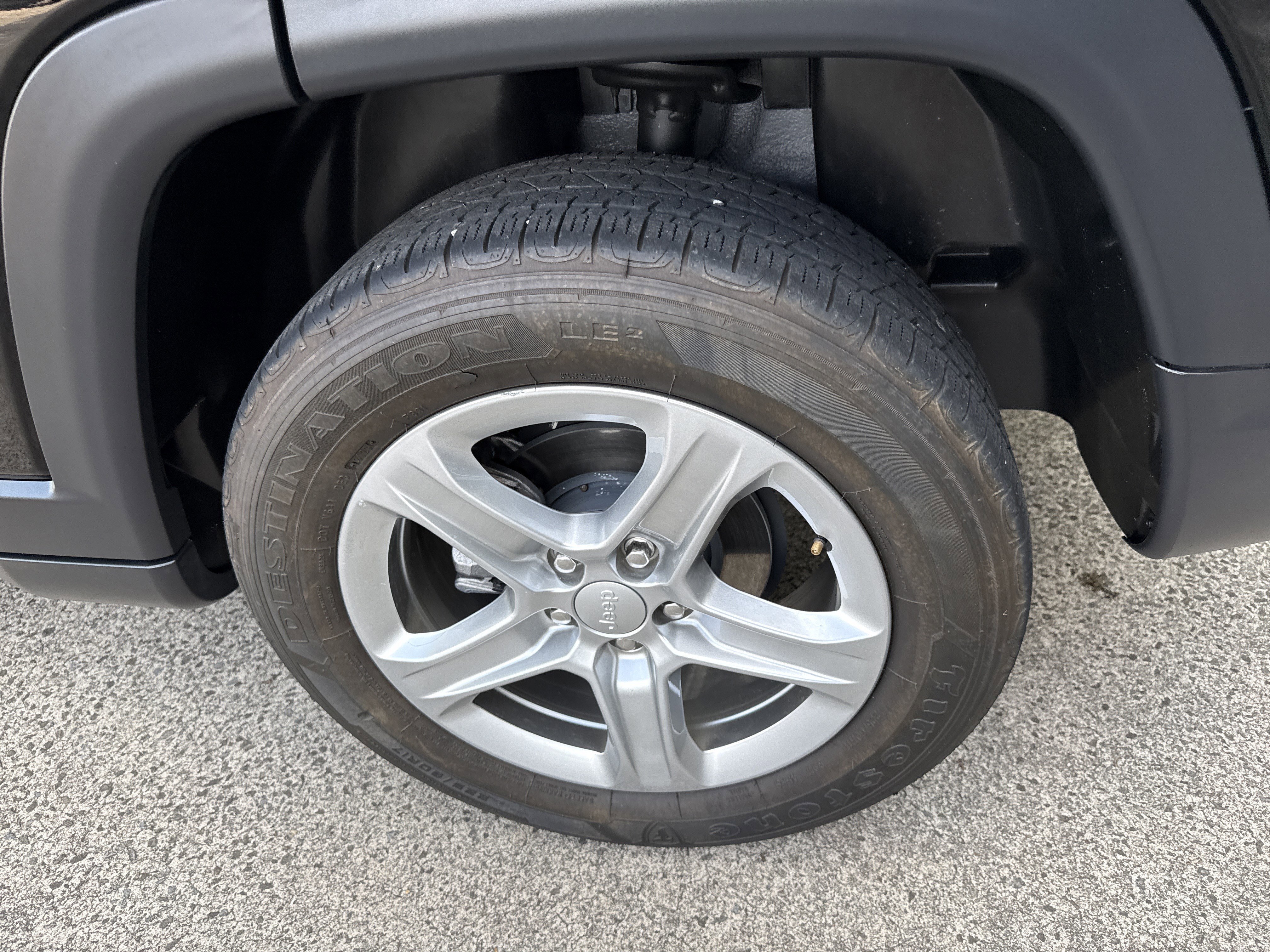 Used 2024 Diamond Black Crystal Pearlcoat Jeep Latitude image 19