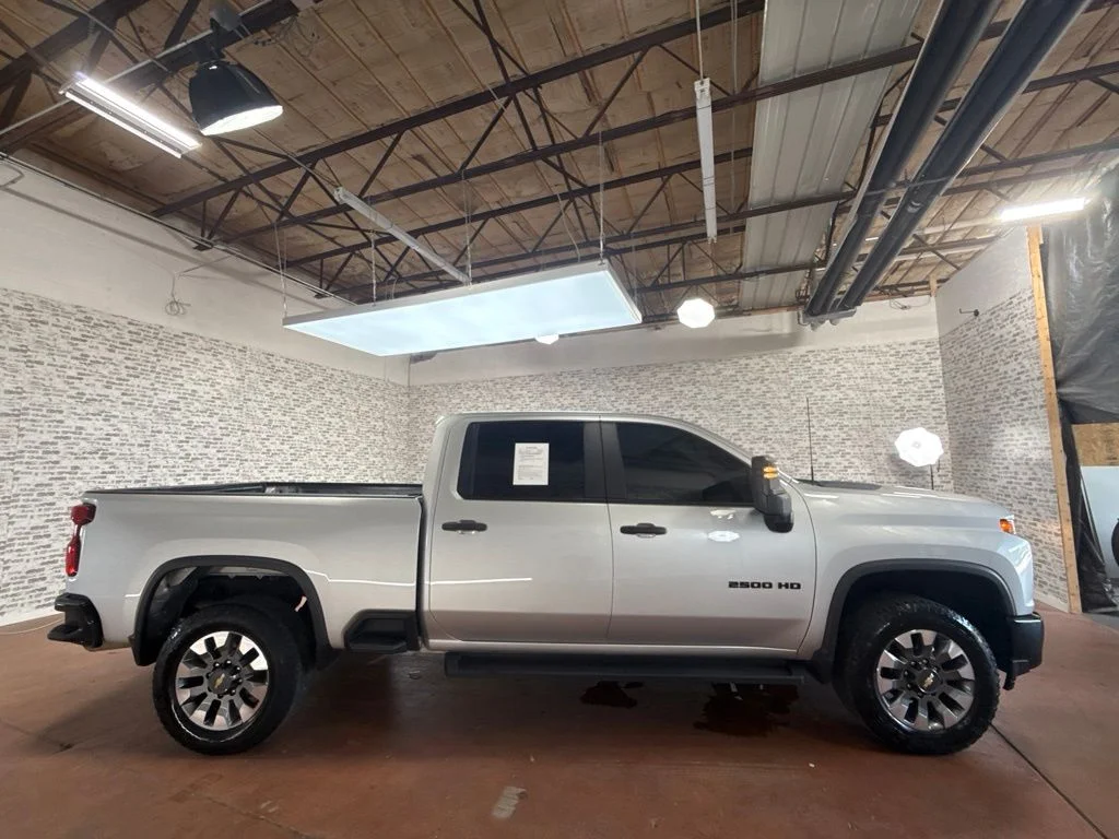 Used 2022 Silver Ice Metallic Chevrolet Custom image 8
