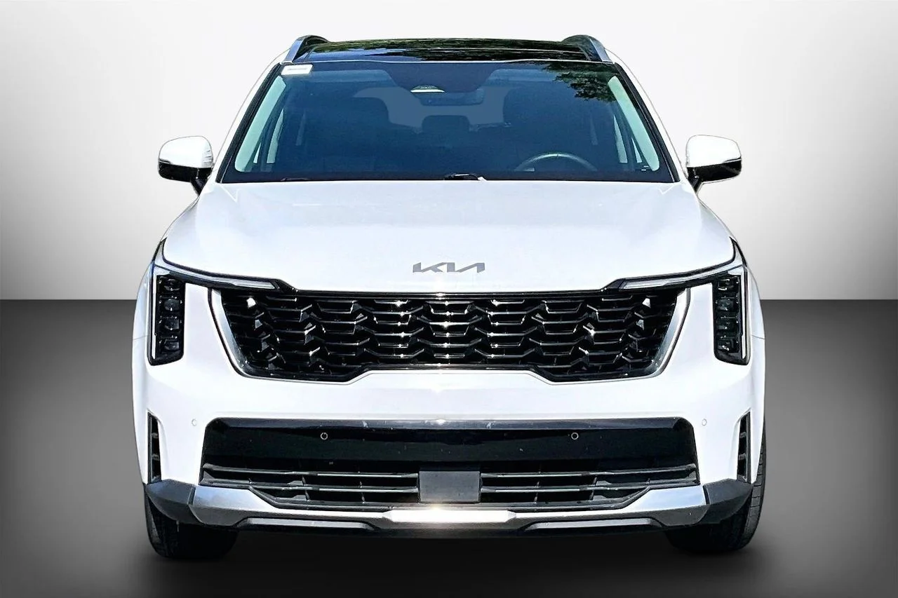 Used 2025 White Kia S image 3