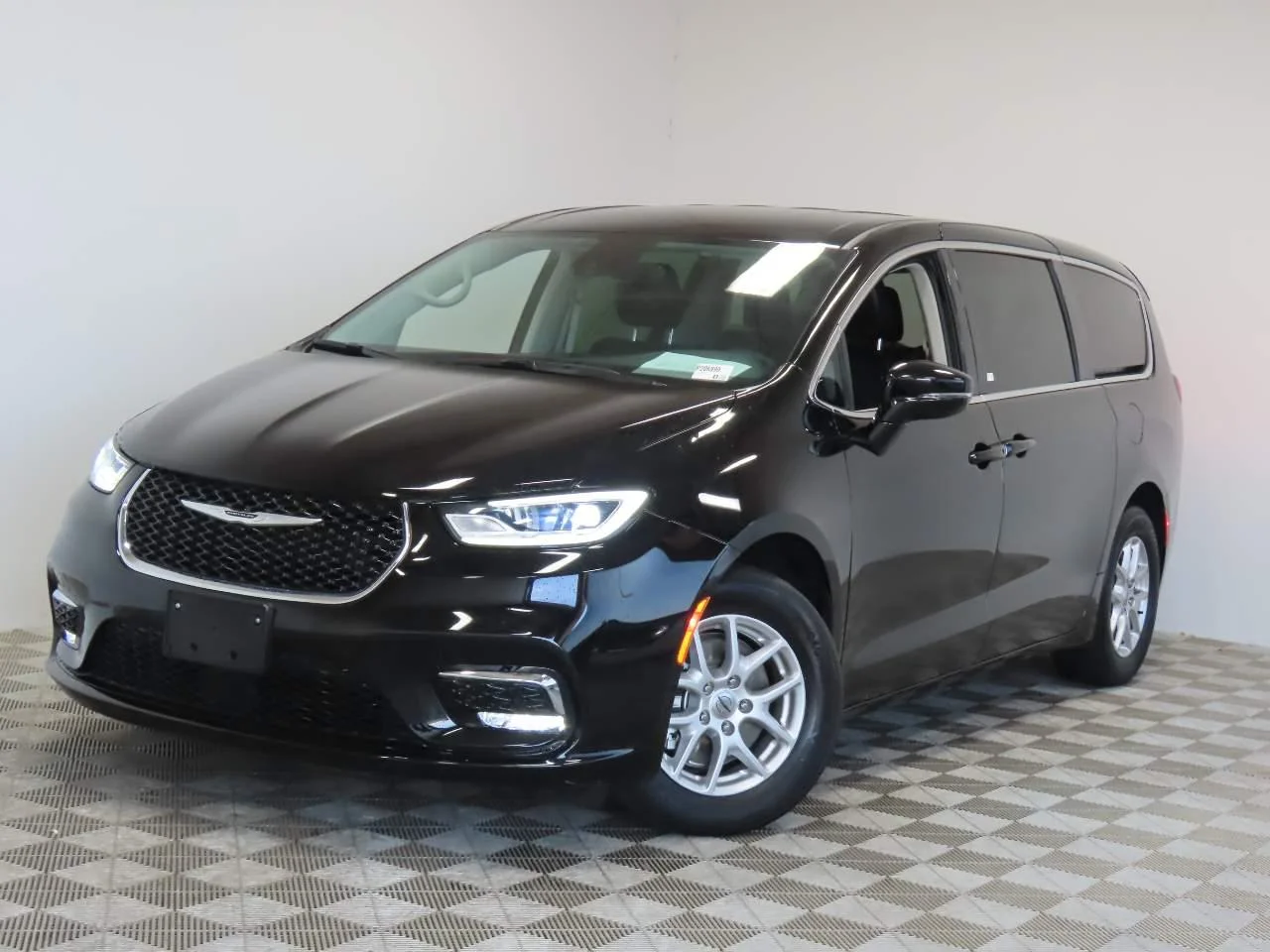 Used 2024  Chrysler Touring L image 1