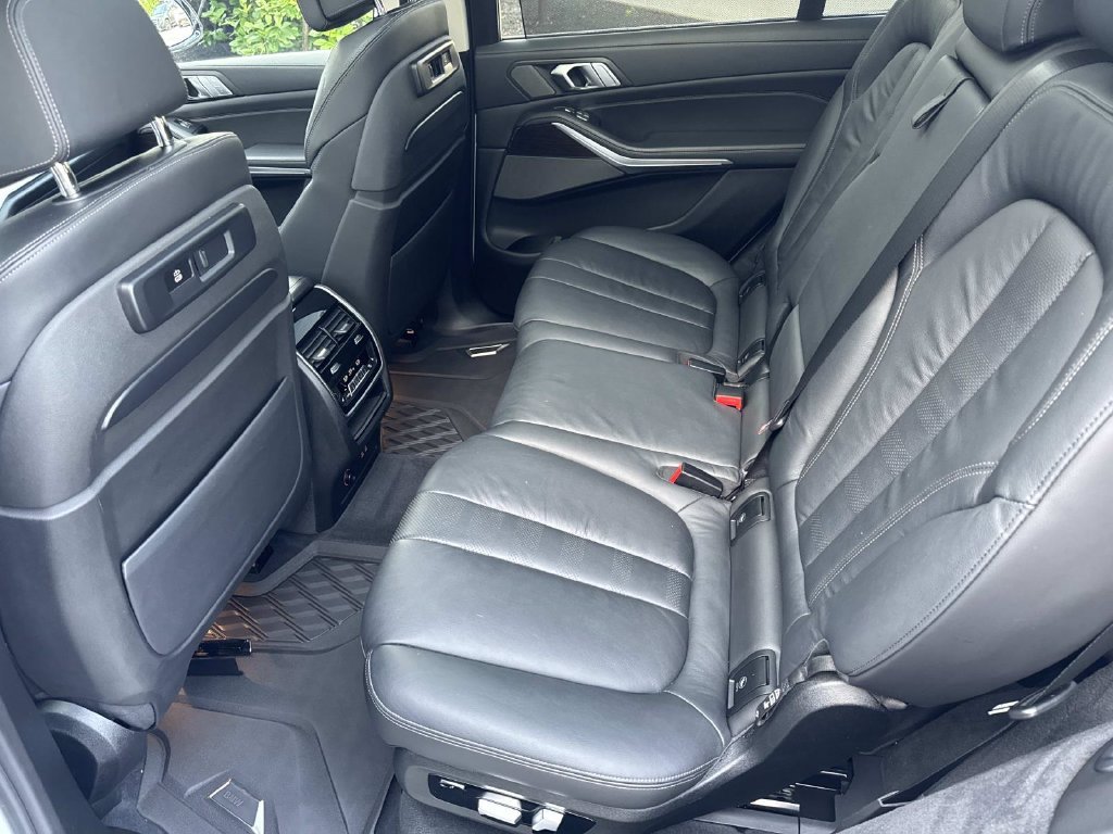 Used 2019 White Metallic BMW xDrive40i image 16