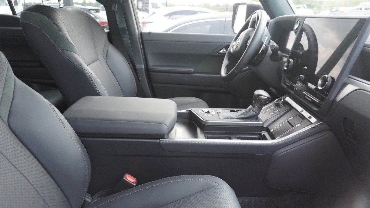 Used 2025 White Lexus GX 550 Overtrail image 10