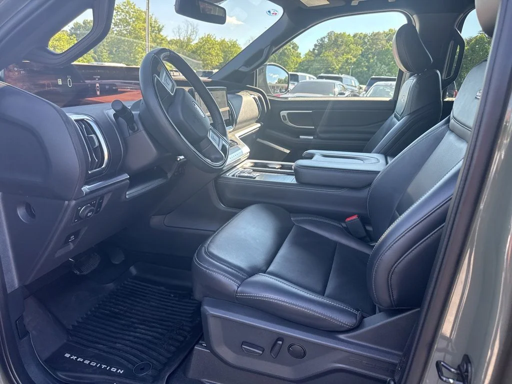 Used 2025 Green Ford Platinum image 3