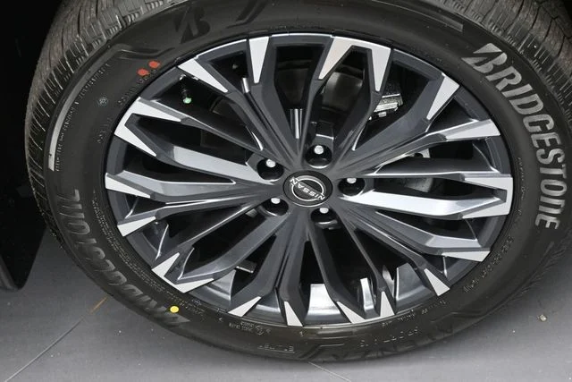 New 2026 Gray Nissan Platinum image 32
