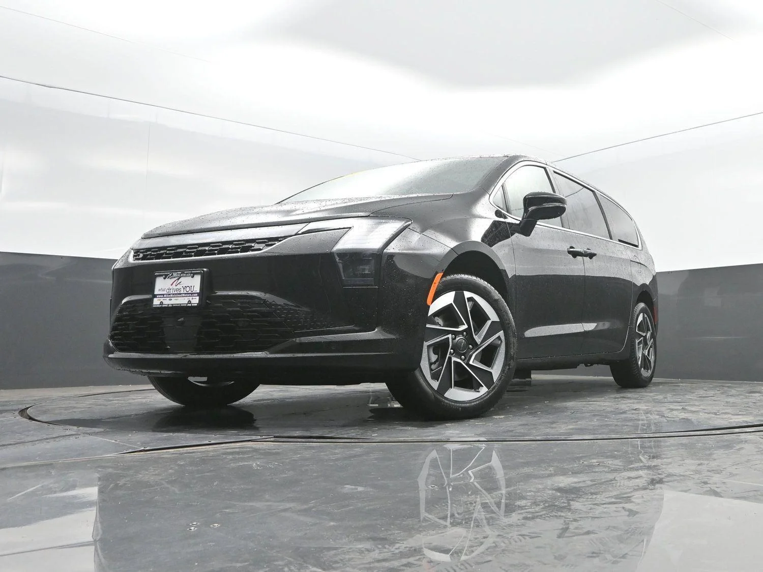 New 2027 Diamond Black Crystal Pearl-Coat Exterior Paint Chrysler Limited image 47
