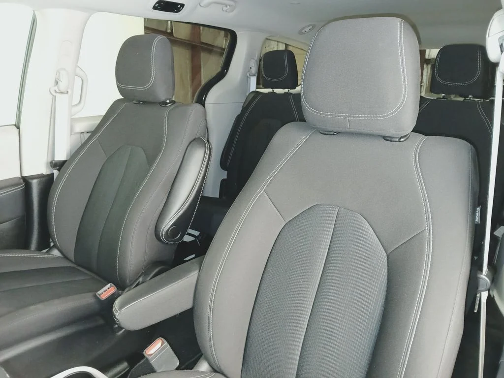 Used 2024 Black Chrysler LX image 11